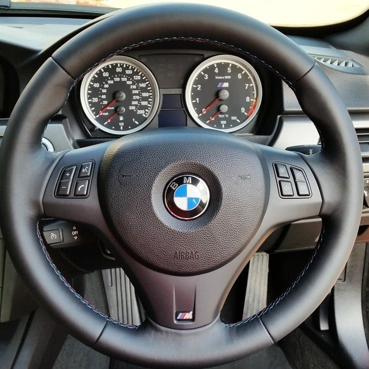 Lederen stuurhoes voor BMW 1-serie E87 / E81 / E88 / M E82 / 3-serie E90 / E91 (Touring) / E92 Coupé / E93 Cabriolet / X1 E84 / M3 E90 Sedan Lederen stuurhoes voor BMW 1-serie E87 / E81 / E88 / M E82 / 3-serie E90 / E91 (Touring) / E92 Coupé / E93 Cabriolet / X1 E84 / M3 E90 Sedan